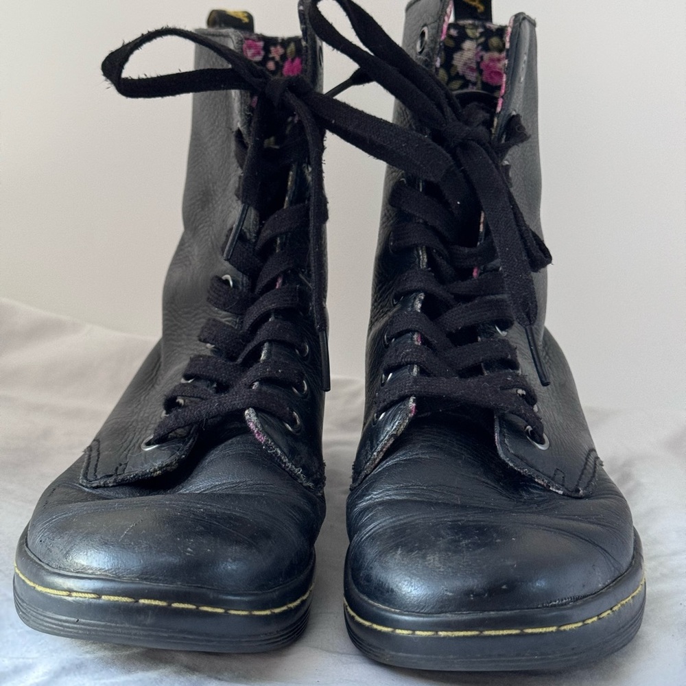 Doc Martens womens size 6 leather Stratford boot with pink/white floral interior